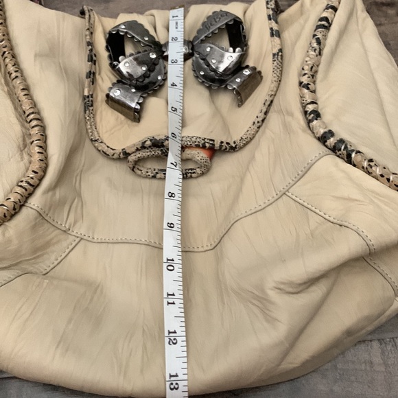 VINTAGE BETSEY JOHNSON IVORY LEATHER LARGE PURSE - Picture 14 of 14